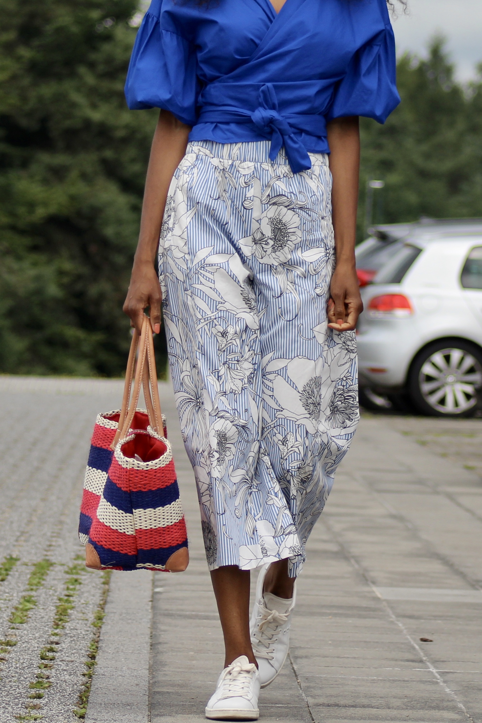 printed culottes blue top white sneakers