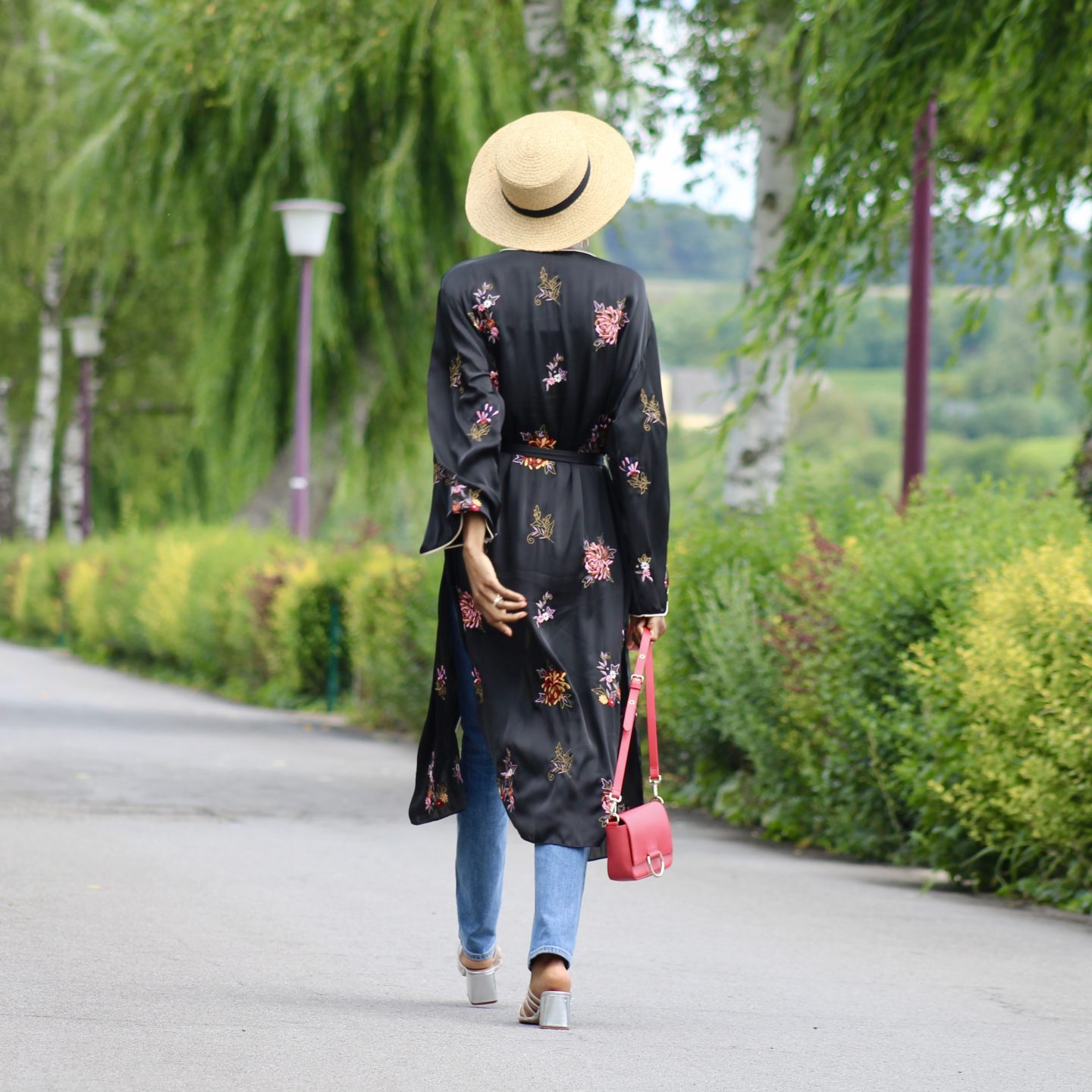 EMBROIDERED KIMONO